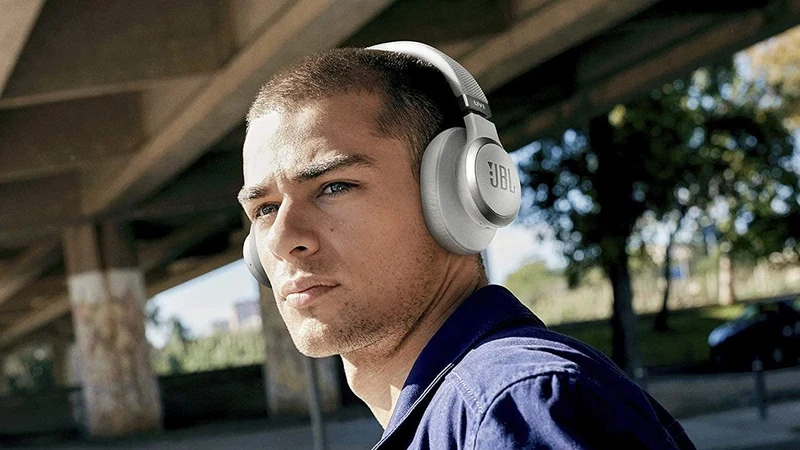JBL Live 660NC - Wireless Over-Ear Noise Cancelling Headphones with Long Lasting Battery and Voice Assistant - Black (Renewed)