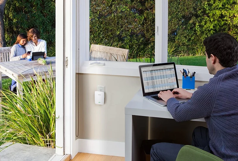 Linksys RE4000W N600 PRO Wi-Fi Range Extender (RE4000W)