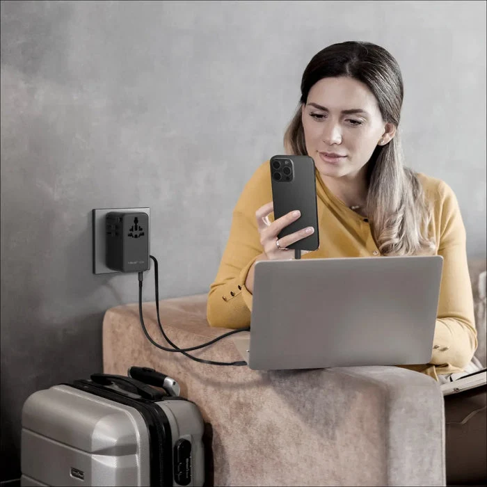 شاحن سفر عالمي صغير موماكس GaN بأربعة منافذ مع كابل مدمج ومخرجي AC - 100 واط / USB-A / USB-C / أسود