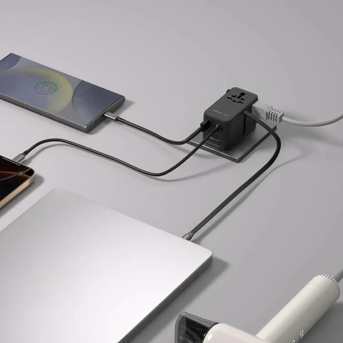 شاحن سفر عالمي صغير موماكس GaN بأربعة منافذ مع كابل مدمج ومخرجي AC - 100 واط / USB-A / USB-C / أسود