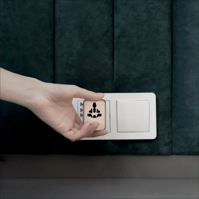شاحن سفر عالمي صغير موماكس GaN بخمسة منافذ مع مخرجي AC - 70 واط / USB-A / USB-C / حجر رملي
