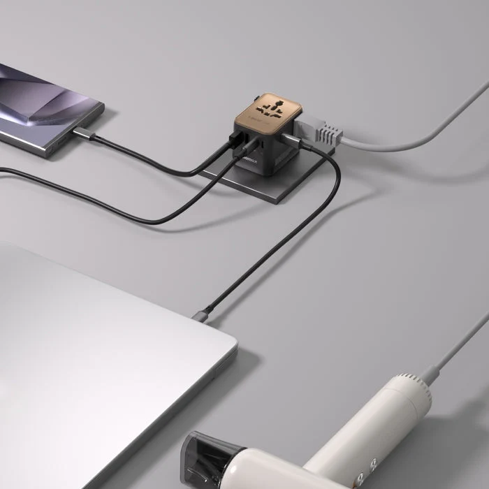 شاحن سفر عالمي صغير موماكس GaN بخمسة منافذ مع مخرجي AC - 70 واط / USB-A / USB-C / حجر رملي