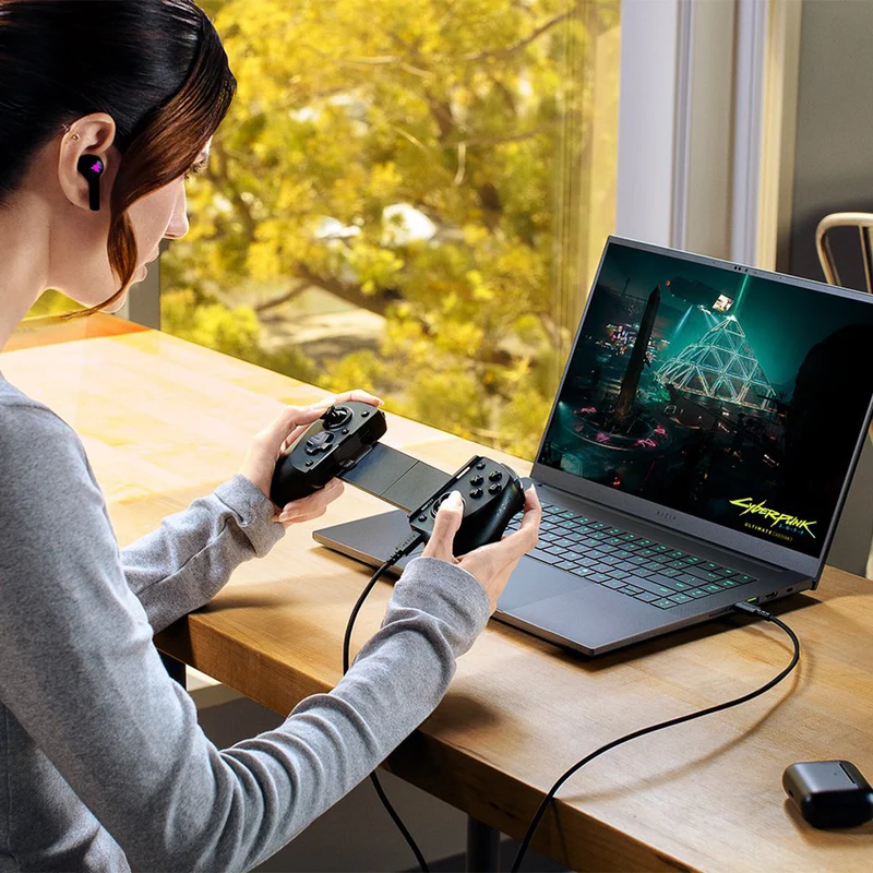 Razer Kishi V3 USB-C Gaming Controller for Android & iPhone (Black, Phantom White)