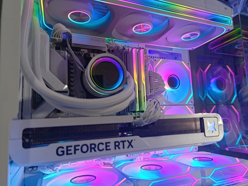 Sophos Spectra White Desktop Gaming PC | AMD Ryzen 7 7700X | 32GB RAM | 1TB SSD | RTX 5070 | Windows 11 Pro