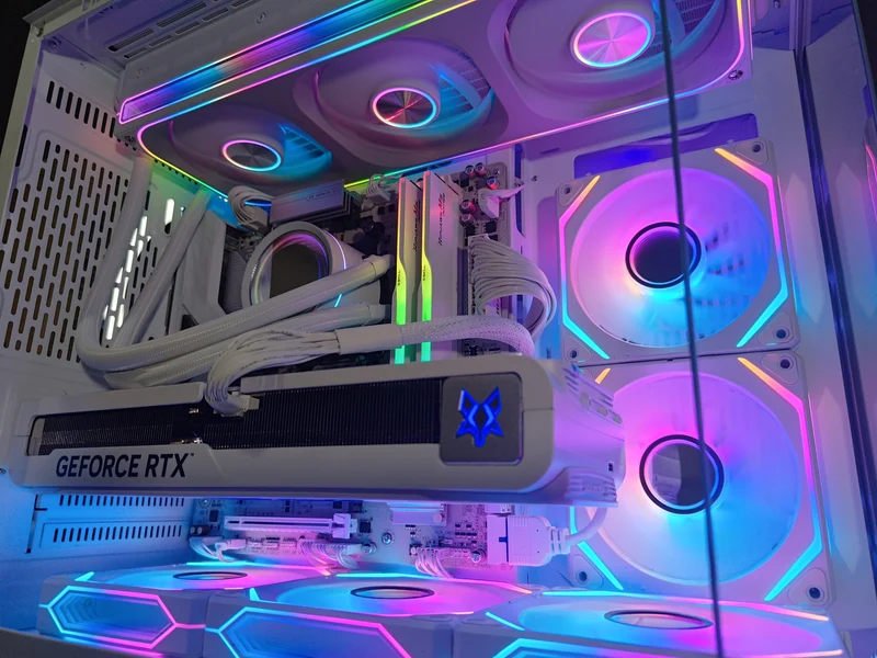 Sophos Spectra White Desktop Gaming PC | AMD Ryzen 7 7700X | 32GB RAM | 1TB SSD | RTX 5070 | Windows 11 Pro