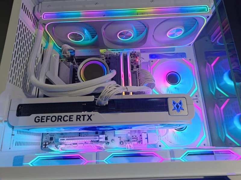 Sophos Spectra White Desktop Gaming PC | AMD Ryzen 7 7700X | 32GB RAM | 1TB SSD | RTX 5070 | Windows 11 Pro