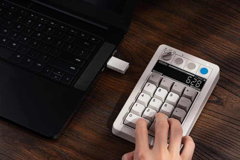 8Bitdo Retro 18 Mechanical Numpad (B5HB) (Fami Edition, N Edition, C64 Edition, M Edition)