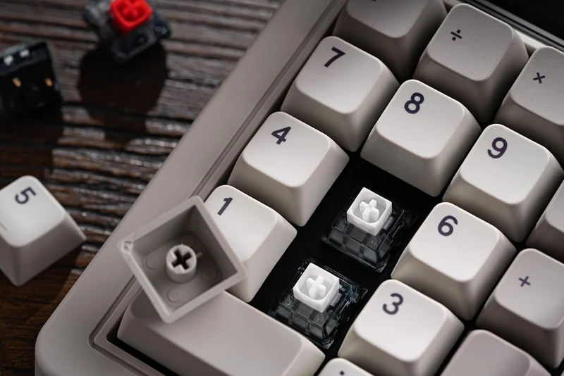 8Bitdo Retro 18 Mechanical Numpad (B5HB) (Fami Edition, N Edition, C64 Edition, M Edition)