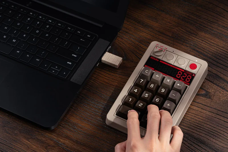 8Bitdo Retro 18 Mechanical Numpad (B5HB) (Fami Edition, N Edition, C64 Edition, M Edition)