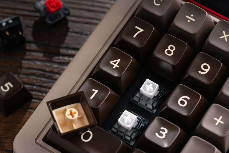 8Bitdo Retro 18 Mechanical Numpad (B5HB) (Fami Edition, N Edition, C64 Edition, M Edition)