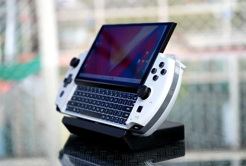GPD WIN 4 AMD Ryzen 7 6800U Handheld PC Gaming Console (White) [32GB+2TB ] + GPD Protection Case for WIN 4