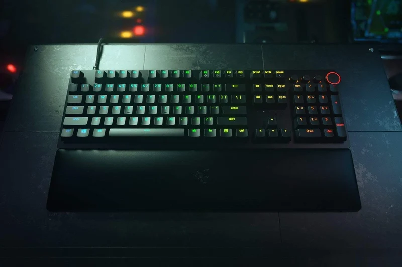 Razer Huntsman V2 Optical Gaming Keyboard (Clicky Purple Switch)